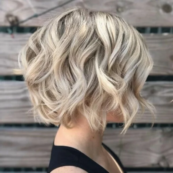 1680701884 557 The hacked bob hairstyle a popular trend for medium length.webp - The hacked bob hairstyle - a popular trend for medium-length and short hair