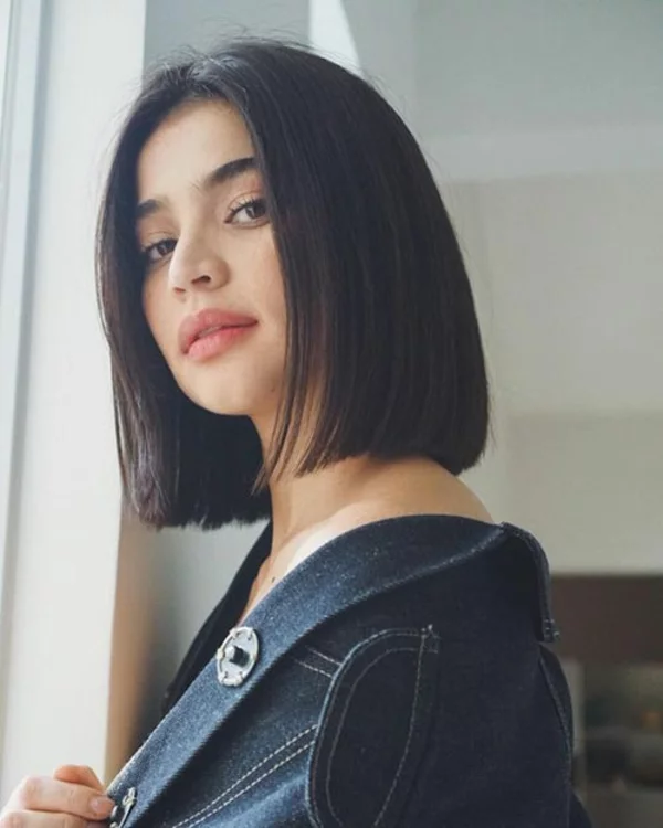 1680701885 63 The hacked bob hairstyle a popular trend for medium length.webp - The hacked bob hairstyle - a popular trend for medium-length and short hair