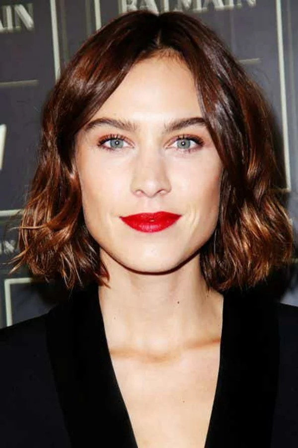 1680701887 398 The hacked bob hairstyle a popular trend for medium length.webp - The hacked bob hairstyle - a popular trend for medium-length and short hair