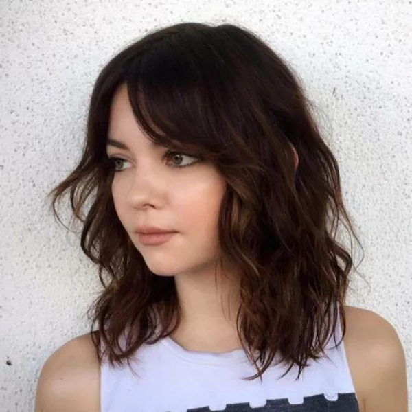 1680701889 565 The hacked bob hairstyle a popular trend for medium length.webp - The hacked bob hairstyle - a popular trend for medium-length and short hair