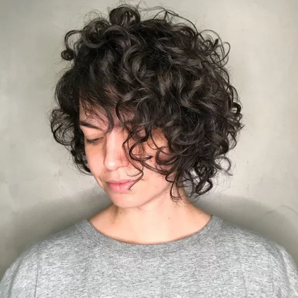1683142656 309 5 short hairstyles with curls that fascinate and inspire.webp - 5 short hairstyles with curls that fascinate and inspire