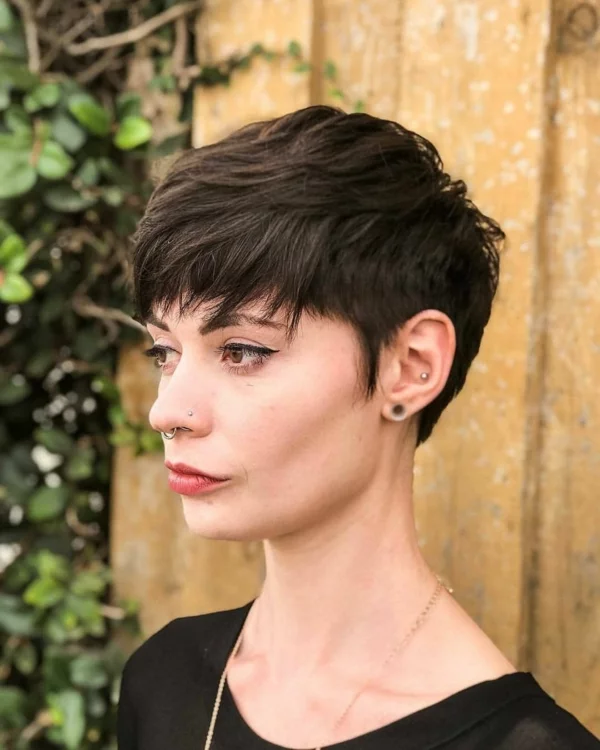 Pixie cut with bangs with a big contrast in the hair lengths