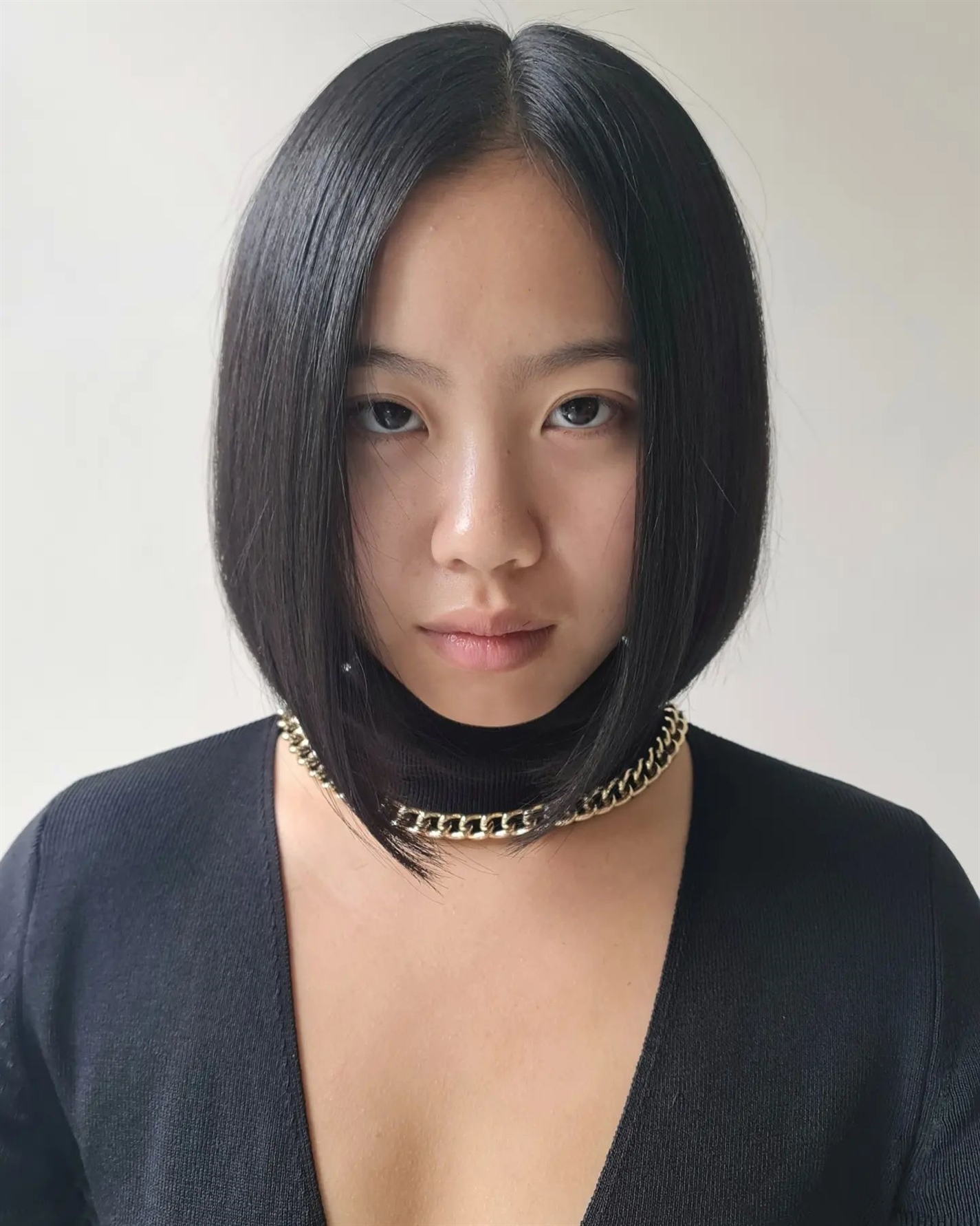Mittel heads bob Frisurenin Middle part-Blunt-cut-Bo is a short to medium haircut that is divided in the middle to frame the face. It flatters most facial shapes and ensures balance by highlighting or concealing certain characteristics. Sometimes hair that is parted in the middle steer a view of the asymmetry of the face from side to side. Always discuss the desired idea for a bob haircut with your hairdresser before deciding. Talk about the care, the balancing process, the styling routine and the suitability. Learn more about this hair trend. Here are the best middle-stuffed bobships for your next inspiration!