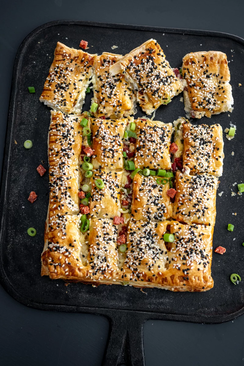 10 Schnelle Rezepte für Viele Gäste Herzhafter Blätterteig-Snack Mit Sucuk Trickytine