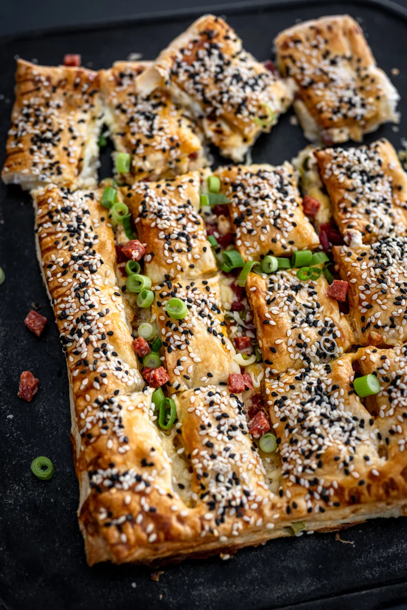 10 Schnelle Rezepte für Viele Gäste Herzhafter Blätterteig-Snack Mit Sucuk Trickytine