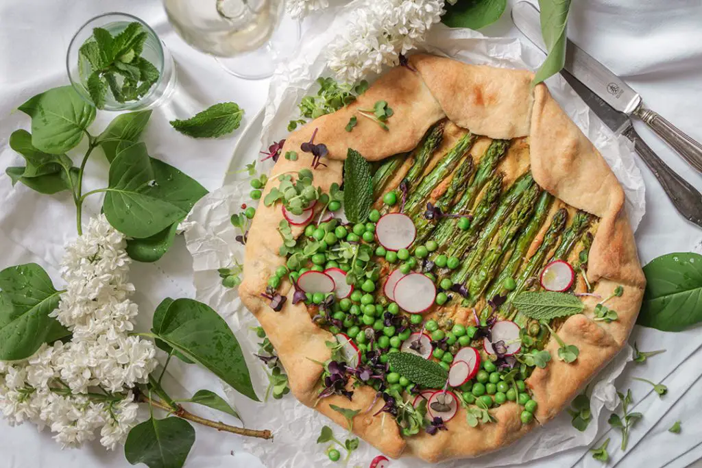 Vegan galette with green asparagus