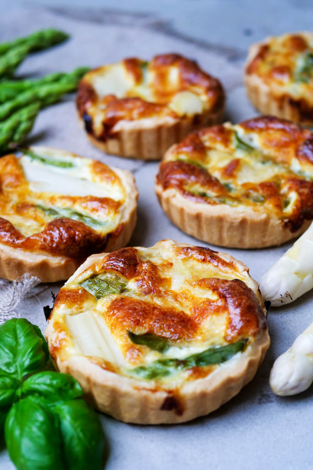 Mini-quiches with white and green asparagus