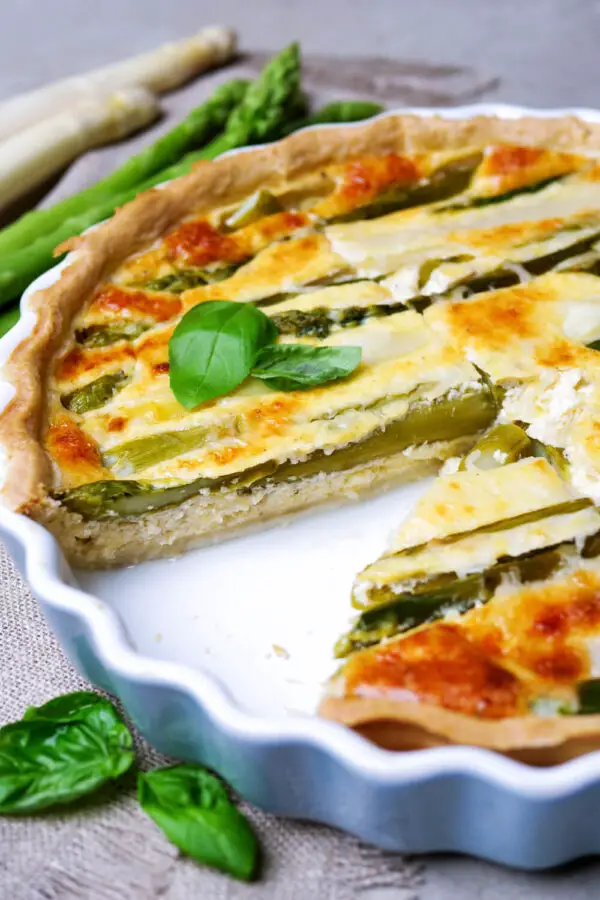 Asparagus quiche with white and green asparagus in the quiche form