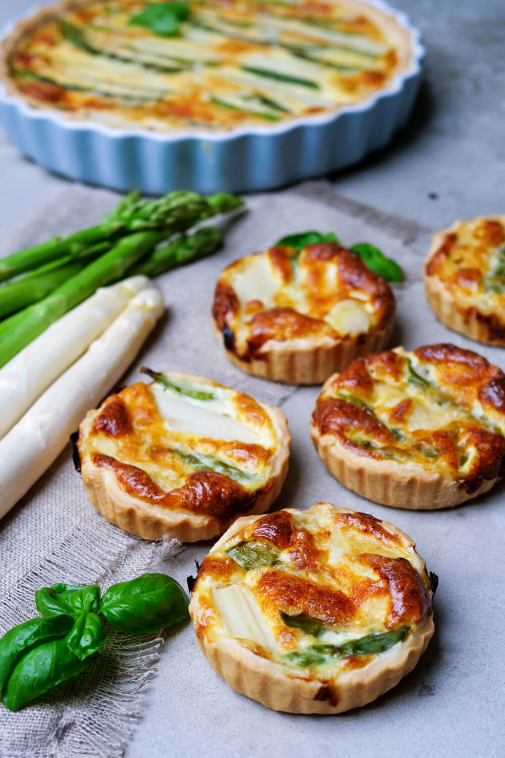 Mini-quiches with white and green asparagus
