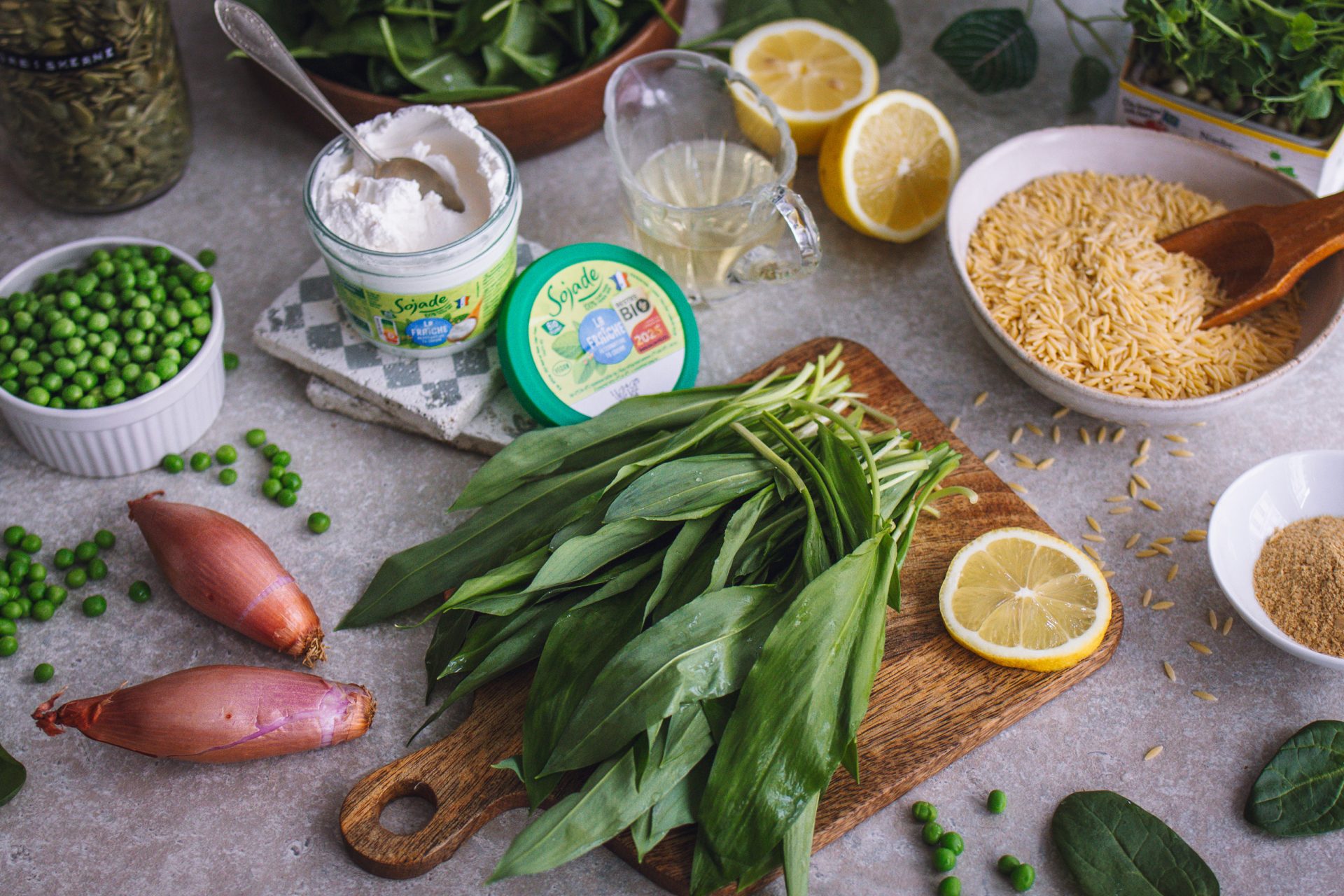 Ingredients for the creamy vegan wild garlic orzo