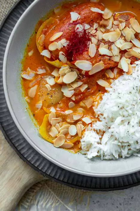 Simple and fast recipe for a vegetarian or vegan curry with tomatoes. Rice goes well with it.
