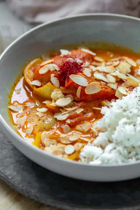 Simple and fast recipe for a vegetarian or vegan curry with tomatoes. Rice goes well with it.