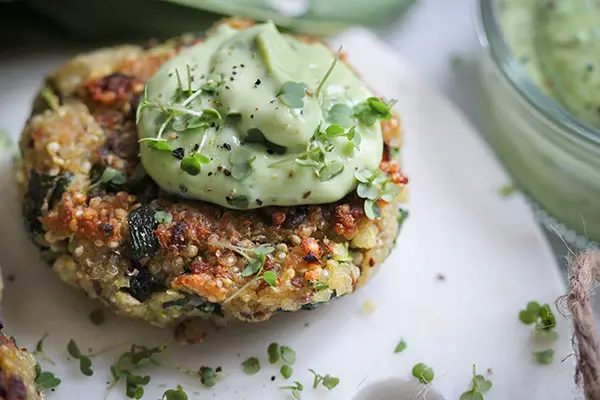 Quinoa-bear garlic bumping with avocado-dipp