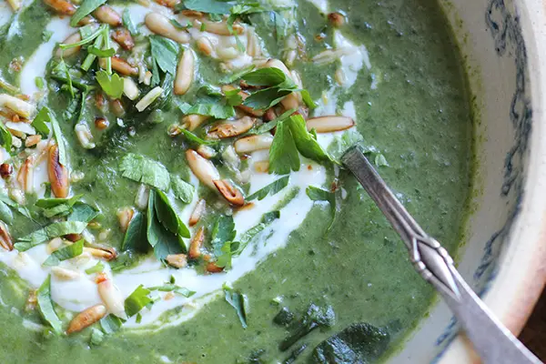 Spinat soup with coconut milk and yoghurt-aini-topping