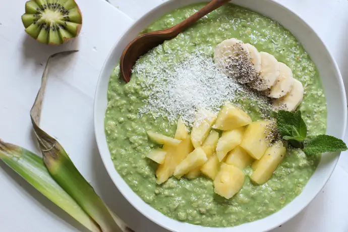 Creamy spinach-away-oats with pineapple