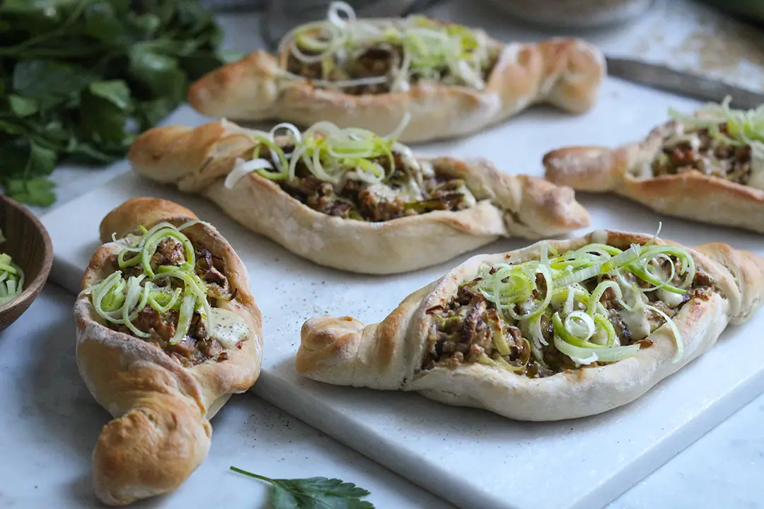 Vegan pizza boats with green core and leek