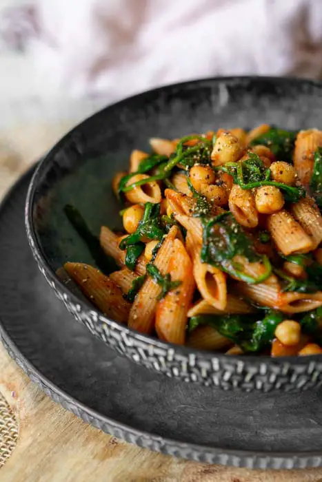 Pasta recipe. Noodles with spinach, chickpeas, tomatoes and oregano passed. Fast, tasty simple, vegan, vegetarian, balanced.