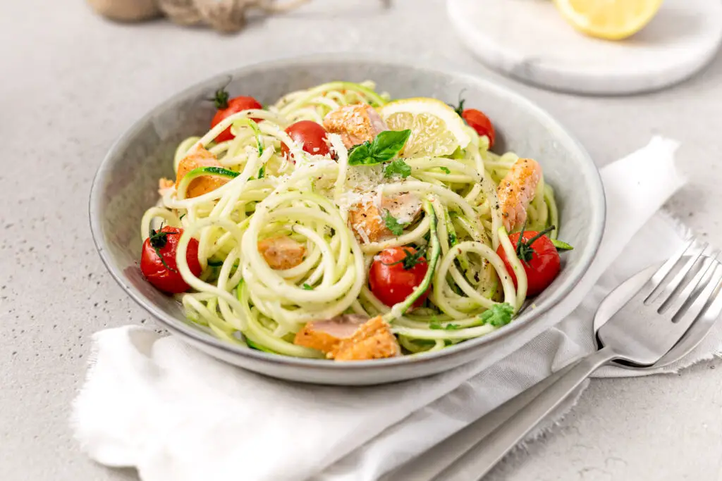 Zucchinin noodles with salmon & lemon sauce