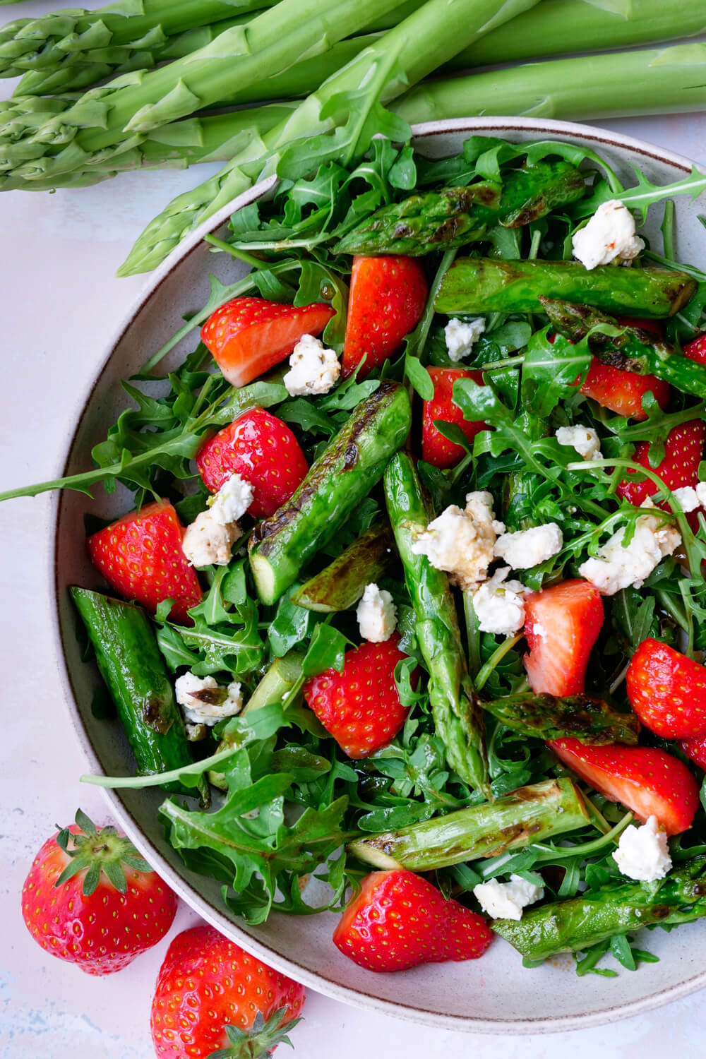 Asparagus-earthberry salad with arugula, feta and strawberries