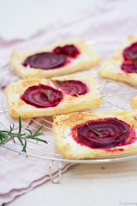 Rotid with goat cheese on puff pastry. A delicious and simple snack for New Year's Eve or other parties and celebrations.