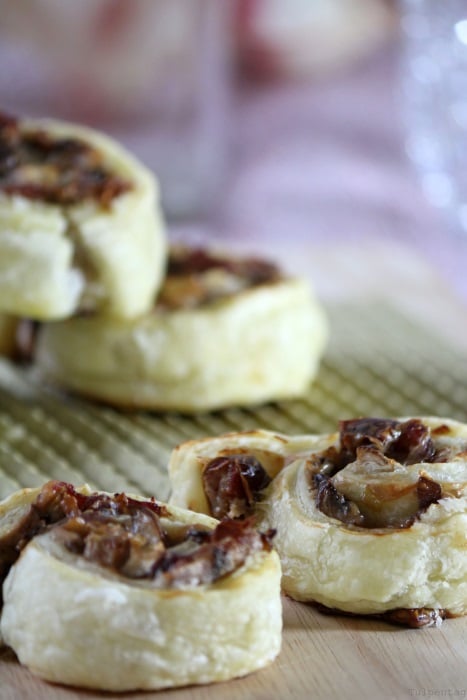 Pout snails with ham, cream cheese, dates and mushrooms. Delicious snack that can be enjoyed as a finger food.