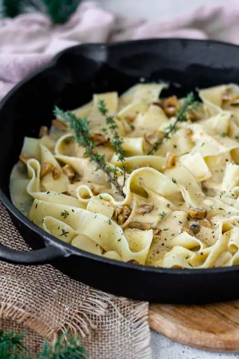 A simple vegetarian recipe for band pasta with a sauce made of chestnuts, cream and cheddar. Cooking quickly and so tasty.