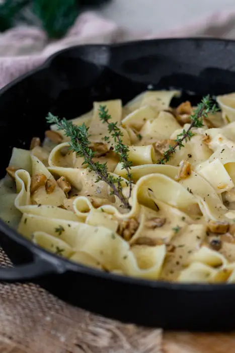 A simple vegetarian recipe for band pasta with a sauce made of chestnuts, cream and cheddar. Cooking quickly and so tasty.