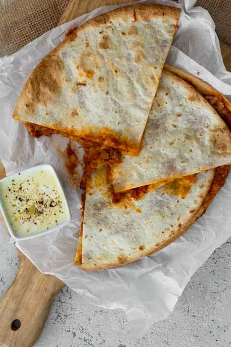 Vegetarian quesadillas from the oven with cheddar, carrot, leek and zucchini. Try this simple recipe.