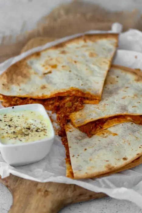 Vegetarian quesadillas from the oven with cheddar, carrot, leek and zucchini. Try this simple recipe.