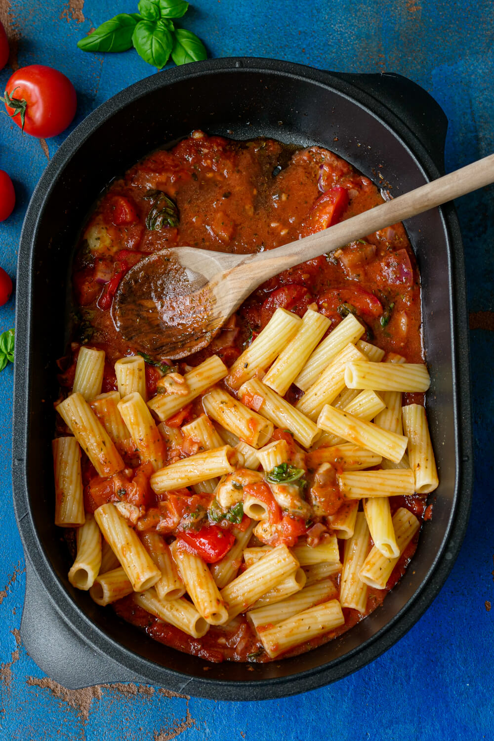 Omaten-Mozzarella sauce with basil and pasta in the baking dish