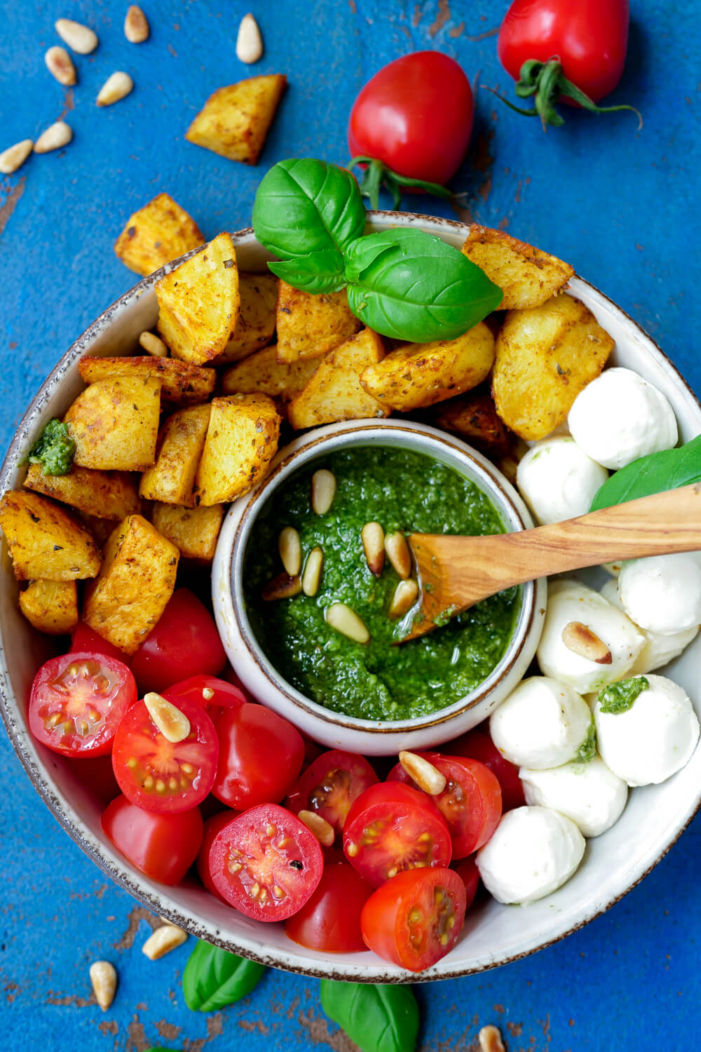 Potato bowl with tomatoes, mozzarella and basil