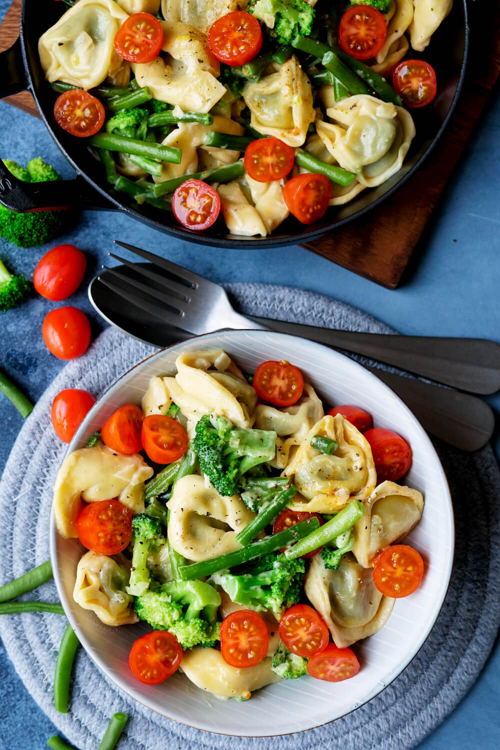 Tortellini with broccoli, beans and tomatoes on the deep plate