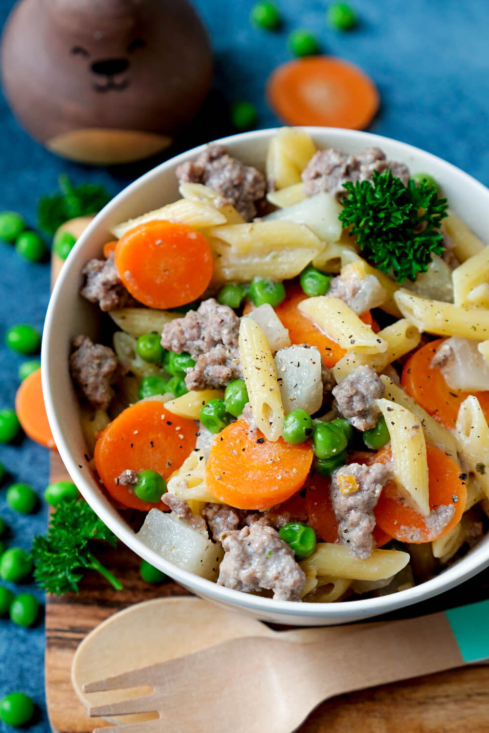Noodles with minced meat, peas, carrots and kohlrabi for children