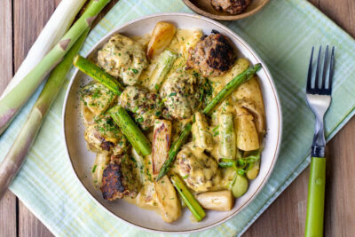 Asparagus pan with meatballs and sauce hollandaise on the plate