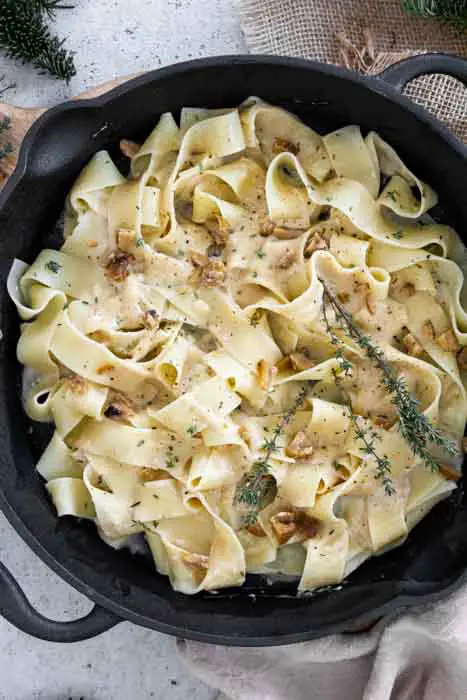 A simple vegetarian recipe for band pasta with a sauce made of chestnuts, cream and cheddar. Cooking quickly and so tasty.