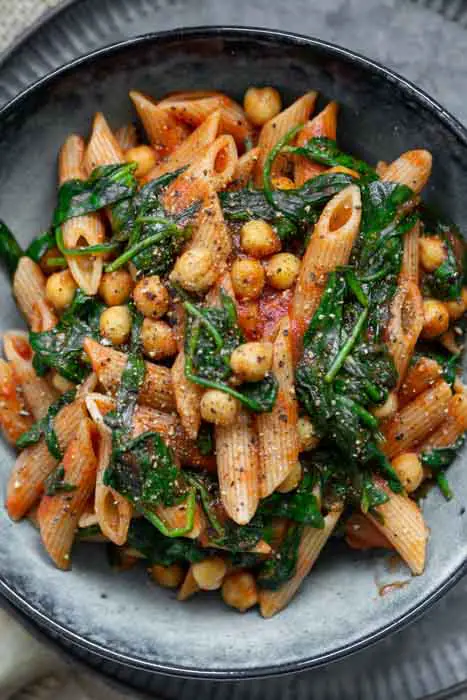 Pasta recipe. Noodles with spinach, chickpeas, tomatoes and oregano passed. Fast, tasty simple, vegan, vegetarian, balanced.