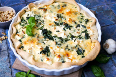 Spinat quiche with feta in a quiche form.