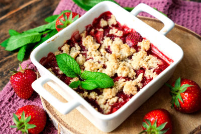 Fast strawberry crumble with mint in the baking dish