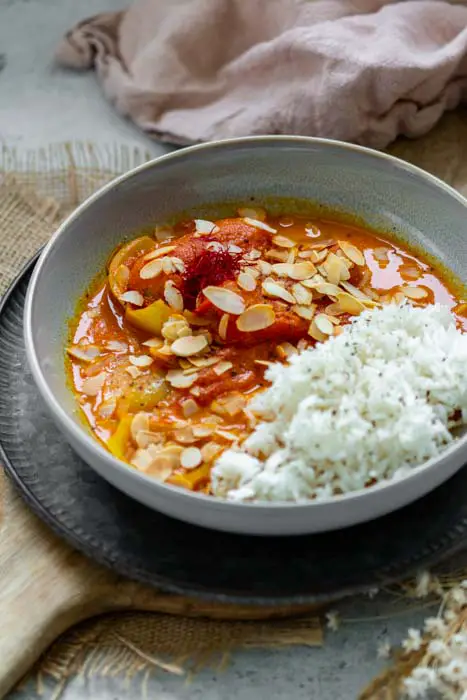 Simple and fast recipe for a vegetarian or vegan curry with tomatoes. Rice goes well with it.
