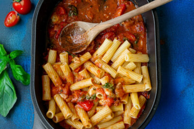 Tomato-mozzarella sauce from the oven with noodles