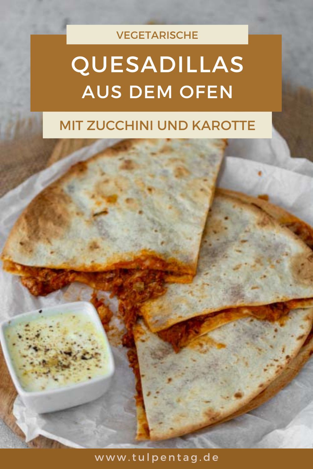 Vegetarian quesadillas from the oven with cheddar, carrot, leek and zucchini. Try this simple recipe.