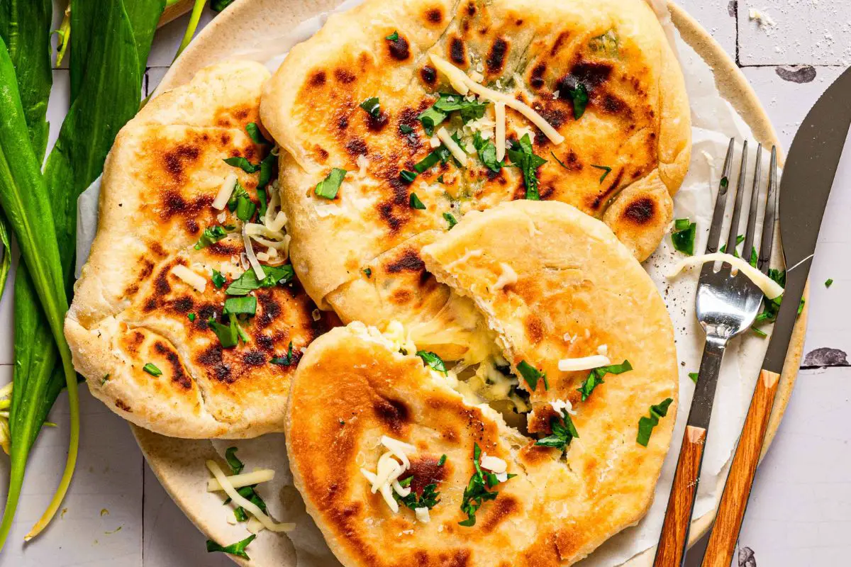 Bear-garlic pan bread with cheese filling.