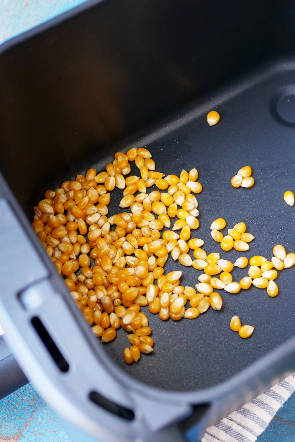 Maiskörner for popcorn in the garb of the hot air fryer.