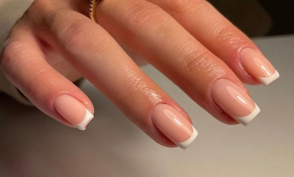 Elegant short French nails with a white tip