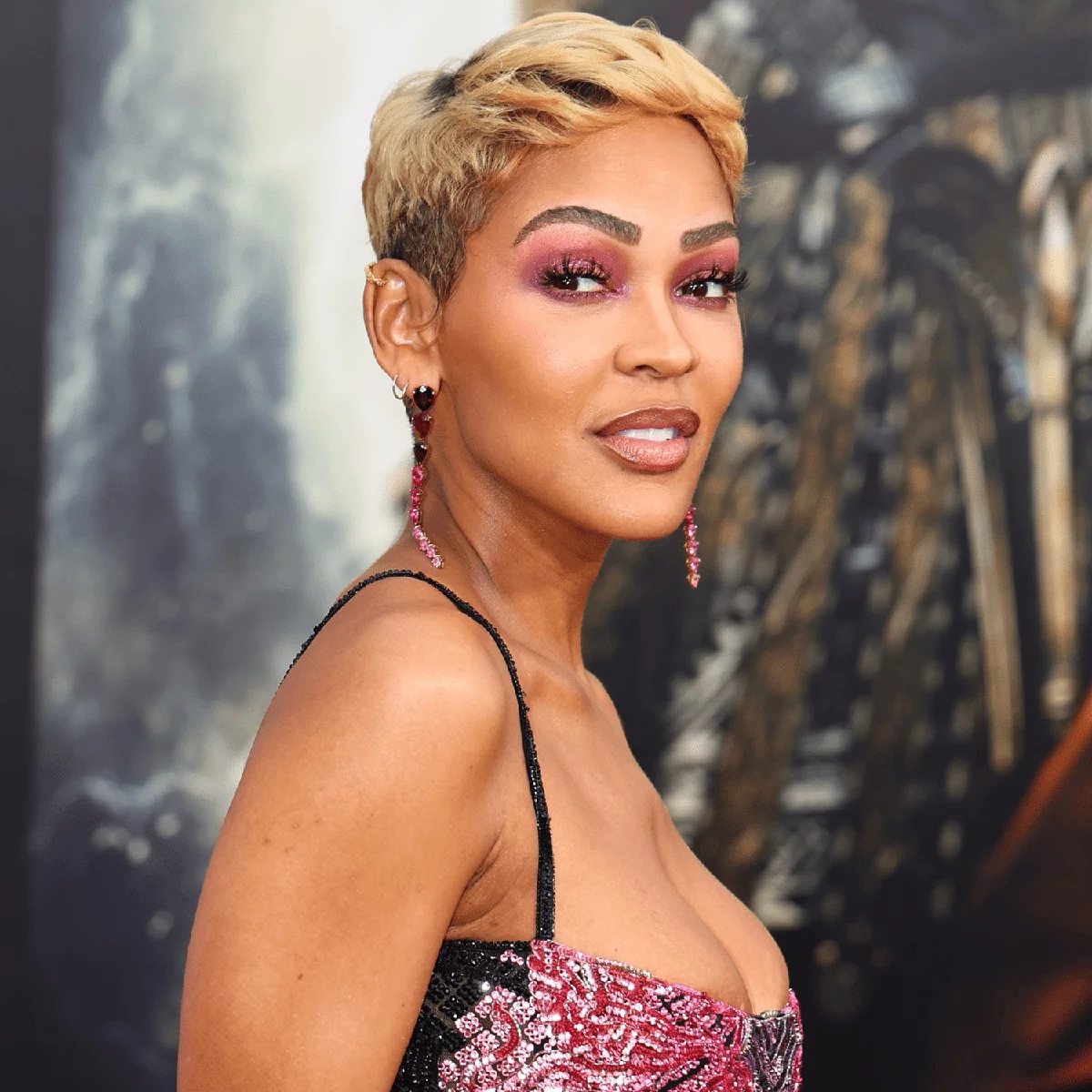 Blond hair in a short pixie