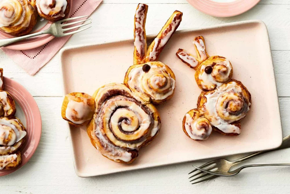 Easter breakfast ideas - delicious snail roll in rabbit shape