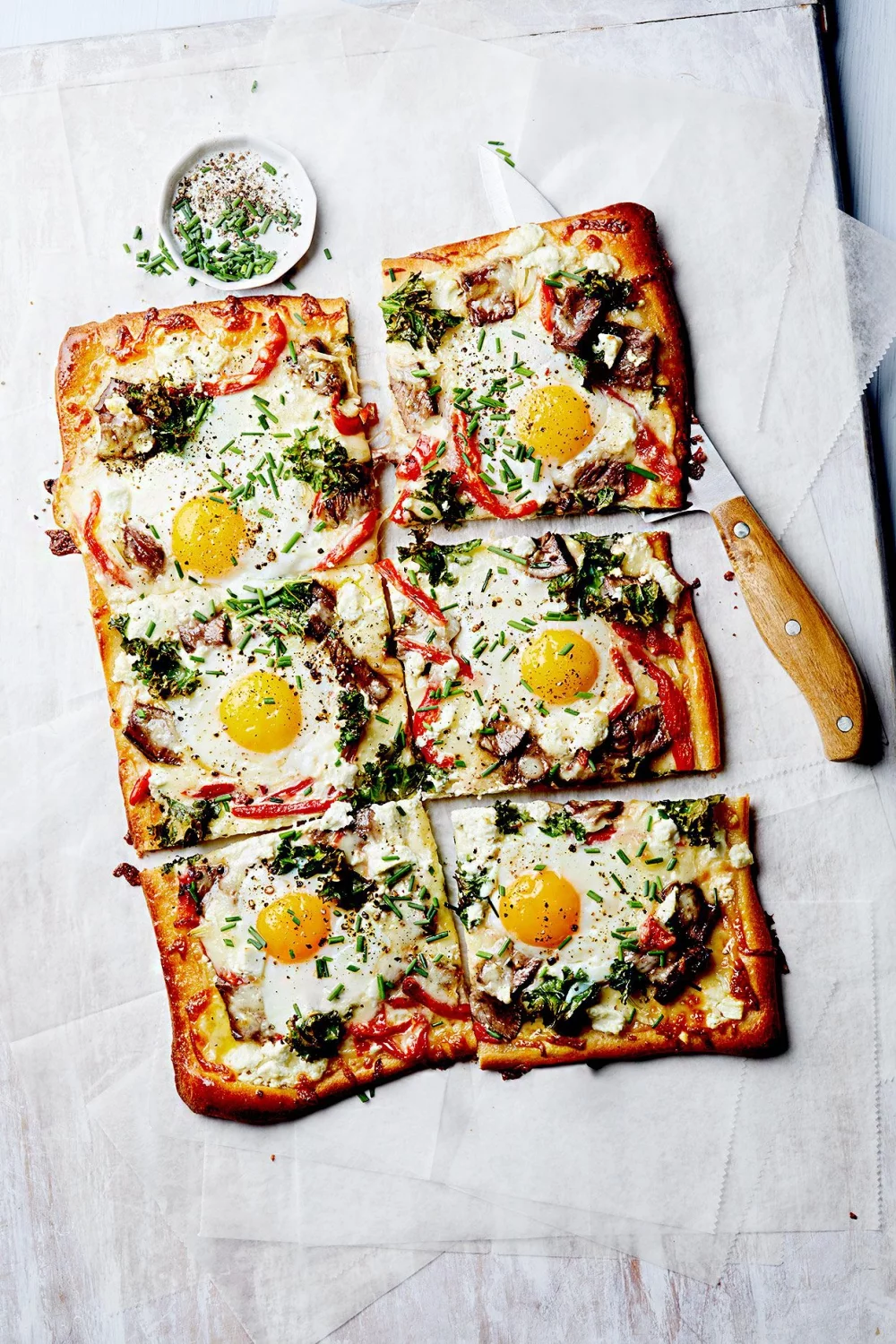 Prepare small pizzas to the Easter breakfast