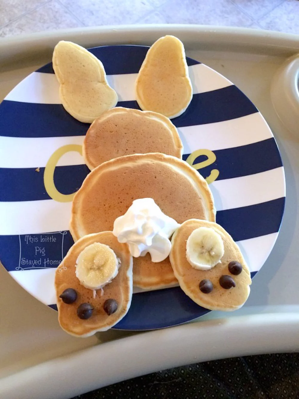 Small rabbit made of pancakes - Easter breakfast ideas