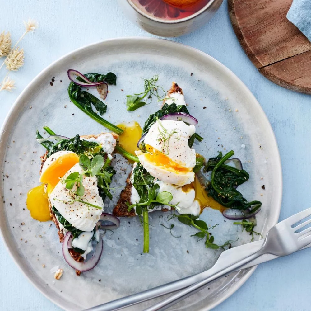 Posched eggs with green salad - Easter breakfast ideas