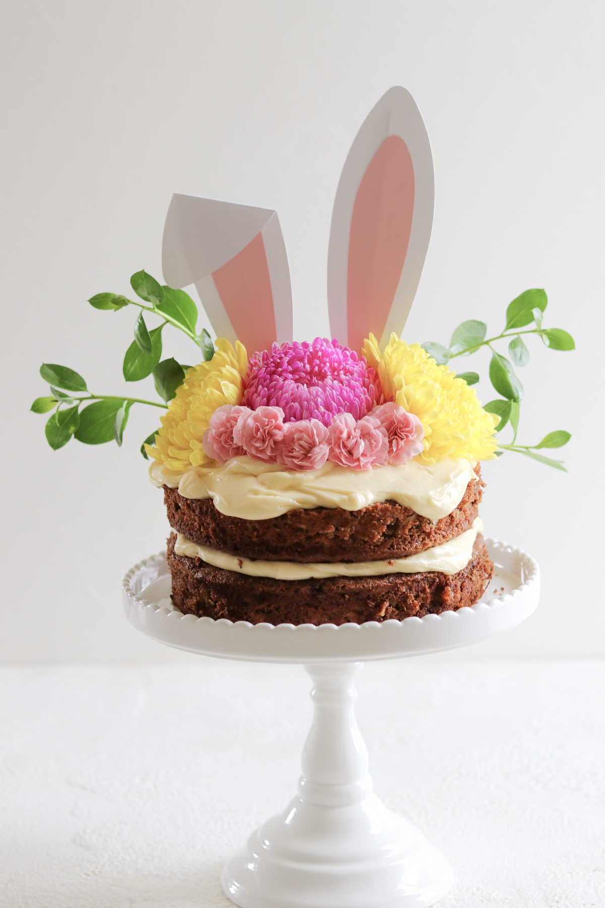 Hasen ears and flowers on the Easter cake